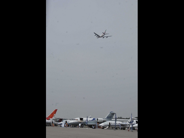 వివిధ దేశాలకు చెందిన విమానాలు