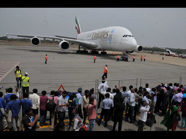 సందర్శకుల సందడి