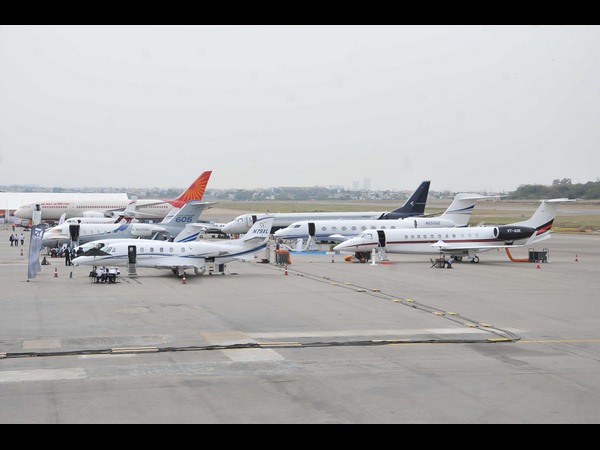 ప్రదర్శనలో విమానాలు..