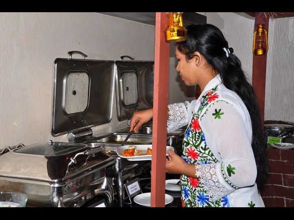 వంటకాల రుచి చూస్తూ.. వంటకాల రుచి చూస్తూ..