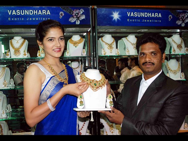 నిర్వాహకులతో..