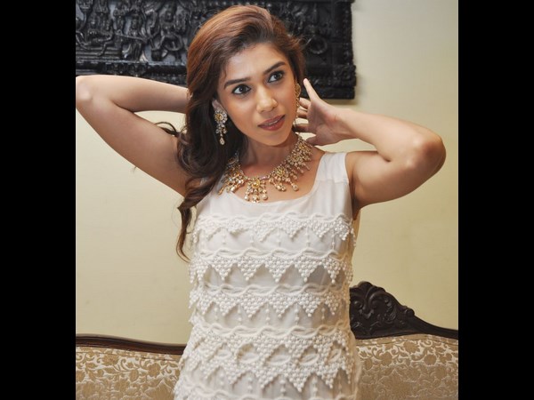 ఆభరణాలతో మోడల్