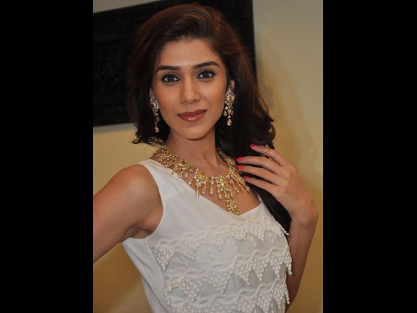 ఆభరణాలు ధరించి..