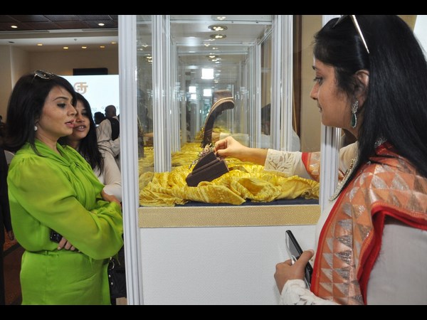 ఆభరణాలు పరిశీలిస్తూ..