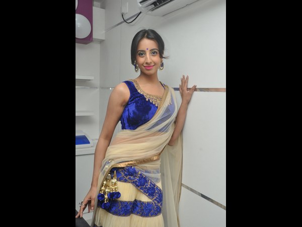 సెలూన్‌లో సంజన సందడి