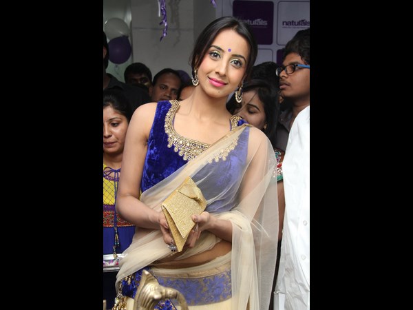 సెలూన్‌లో సంజన సందడి