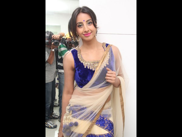 సెలూన్‌లో సంజన సందడి