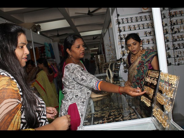 ఉత్పత్తులను పరిశీలిస్తూ.. ఉత్పత్తులను పరిశీలిస్తూ..