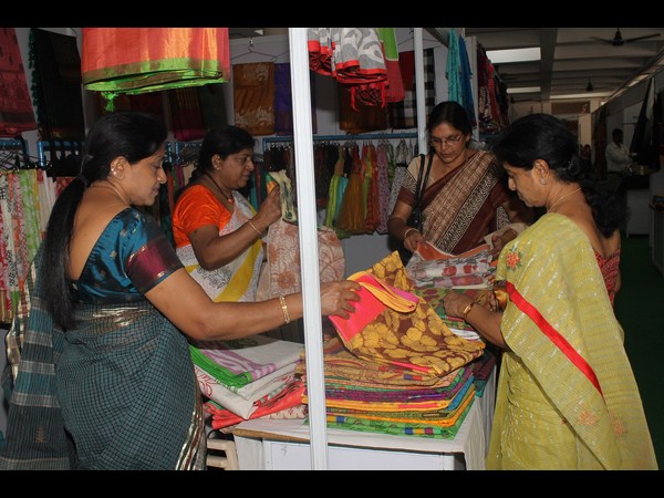 ఉత్పత్తులను పరిశీలిస్తూ.. ఉత్పత్తులను పరిశీలిస్తూ..