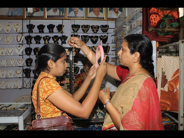 ఉత్పత్తులను పరిశీలిస్తూ.. ఉత్పత్తులను పరిశీలిస్తూ..