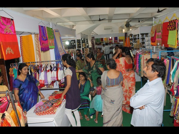 ఉత్పత్తులను పరిశీలిస్తూ.. ఉత్పత్తులను పరిశీలిస్తూ..