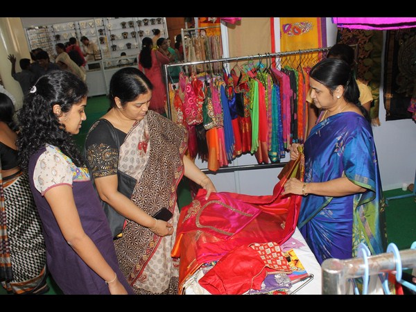 ఉత్పత్తులను పరిశీలిస్తూ.. ఉత్పత్తులను పరిశీలిస్తూ..