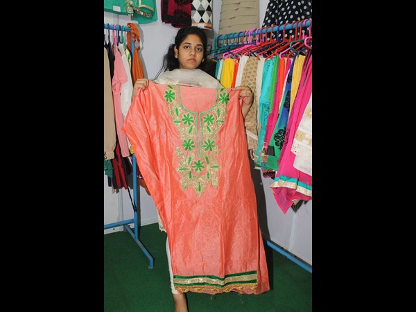 ఉత్పత్తులను పరిశీలిస్తూ.. ఉత్పత్తులను పరిశీలిస్తూ..