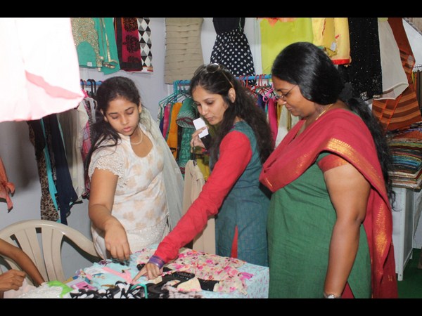 ఉత్పత్తులను పరిశీలిస్తూ.. ఉత్పత్తులను పరిశీలిస్తూ..