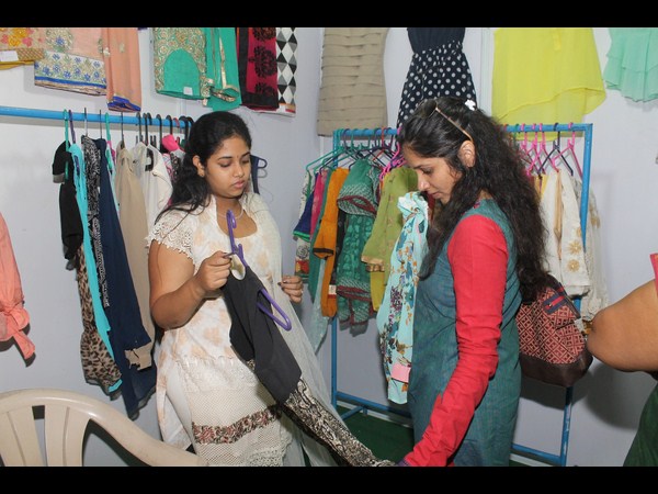 ఉత్పత్తులను పరిశీలిస్తూ.. ఉత్పత్తులను పరిశీలిస్తూ..