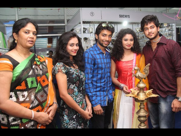 ప్రదర్శన ప్రారంభిస్తూ..