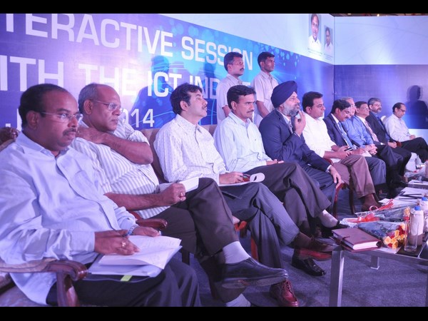 ప్రతినిధులతో..