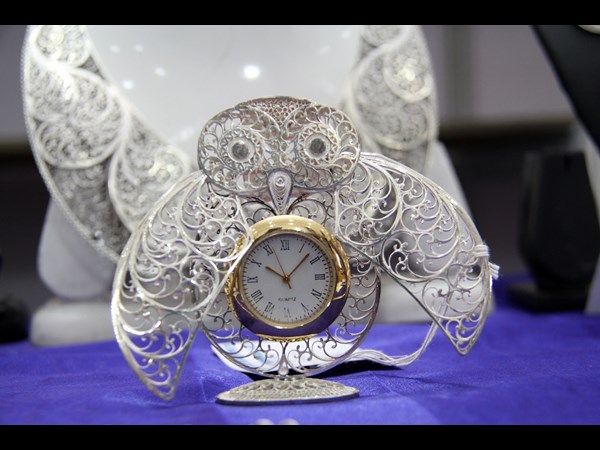 సుందరమైన టేబుల్ క్లాక్