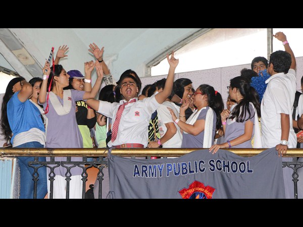 విద్యార్థుల కేరింత