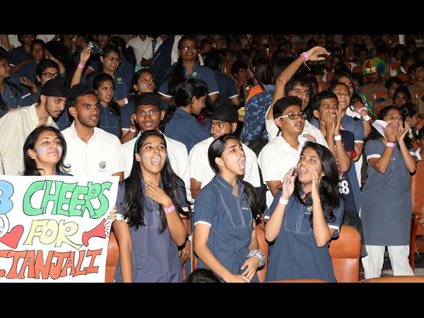 విద్యార్థుల కేరింత