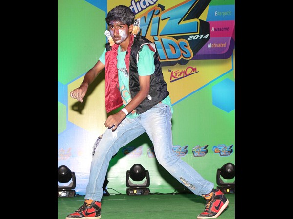 నృత్యాలు చేస్తూ..