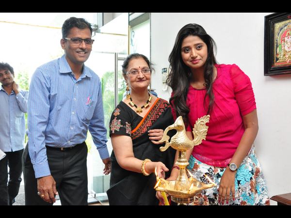 నటి షాలినీ చేతుల మీదగా 'కచ్చీల సృజన' సోయగం నటి షాలినీ చేతుల మీదగా 'కచ్చీల సృజన' సోయగం