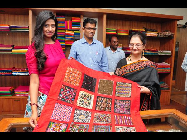 నటి షాలినీ చేతుల మీదగా 'కచ్చీల సృజన' సోయగం నటి షాలినీ చేతుల మీదగా 'కచ్చీల సృజన' సోయగం