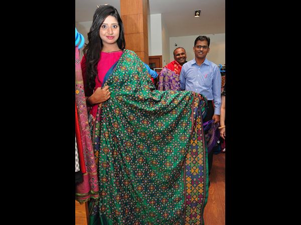 నటి షాలినీ చేతుల మీదగా 'కచ్చీల సృజన' సోయగం నటి షాలినీ చేతుల మీదగా 'కచ్చీల సృజన' సోయగం