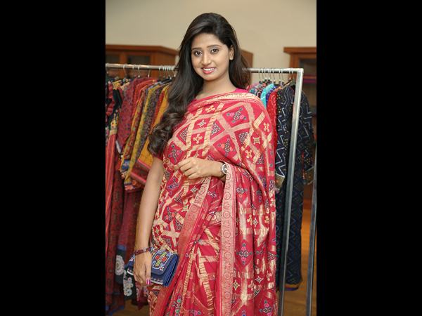 నటి షాలినీ చేతుల మీదగా 'కచ్చీల సృజన' సోయగం నటి షాలినీ చేతుల మీదగా 'కచ్చీల సృజన' సోయగం