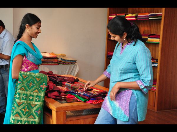 నటి షాలినీ చేతుల మీదగా 'కచ్చీల సృజన' సోయగం నటి షాలినీ చేతుల మీదగా 'కచ్చీల సృజన' సోయగం