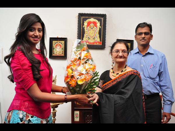 నటి షాలినీ చేతుల మీదగా 'కచ్చీల సృజన' సోయగం నటి షాలినీ చేతుల మీదగా 'కచ్చీల సృజన' సోయగం