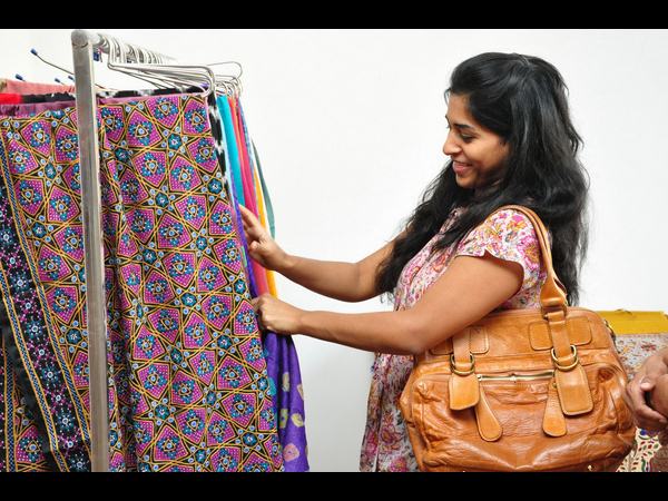 నటి షాలినీ చేతుల మీదగా 'కచ్చీల సృజన' సోయగం నటి షాలినీ చేతుల మీదగా 'కచ్చీల సృజన' సోయగం