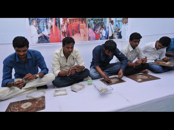 తయారు చేస్తున్న యువకులు