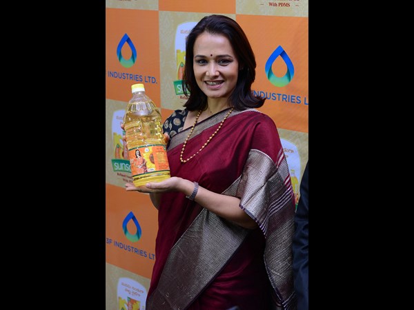 అమల చేతుల మీదగా మార్కెట్లోకి సన్‌ సోలైట్ ఆయిల్ 