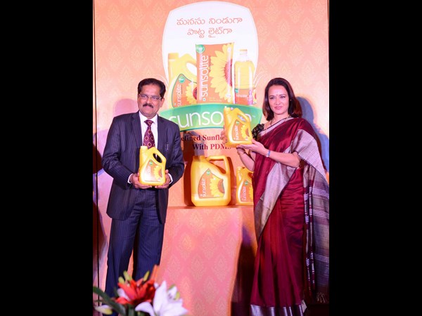 అమల చేతుల మీదగా మార్కెట్లోకి సన్‌ సోలైట్ ఆయిల్ 