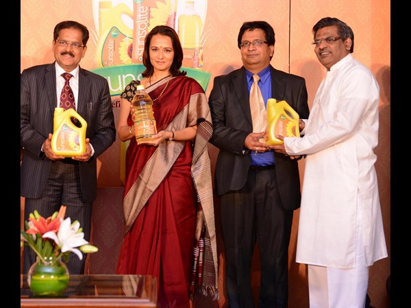 అమల చేతుల మీదగా మార్కెట్లోకి సన్‌ సోలైట్ ఆయిల్ 