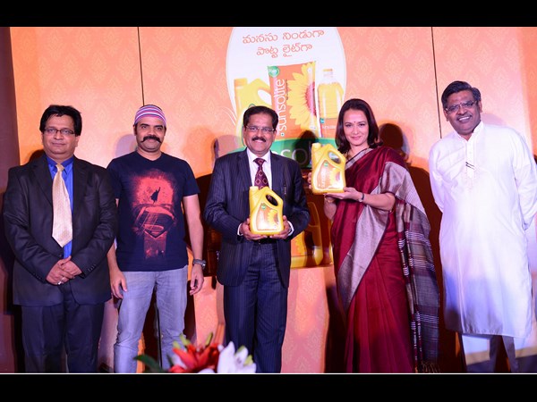 అమల చేతుల మీదగా మార్కెట్లోకి సన్‌ సోలైట్ ఆయిల్