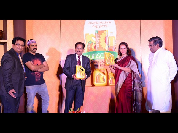  అమల చేతుల మీదగా మార్కెట్లోకి సన్‌ సోలైట్ ఆయిల్ 