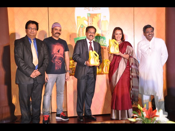 అమల చేతుల మీదగా మార్కెట్లోకి సన్‌ సోలైట్ ఆయిల్ 