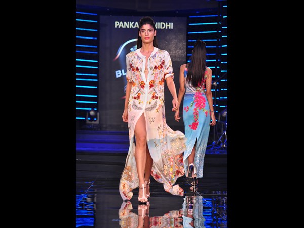  నటి నర్గీస్ ఫక్రీ అందాల ఆరబోత