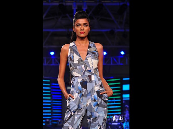 నటి నర్గీస్ ఫక్రీ అందాల ఆరబోత