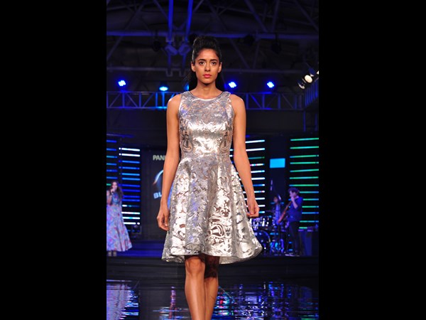 నటి నర్గీస్ ఫక్రీ అందాల ఆరూబోత