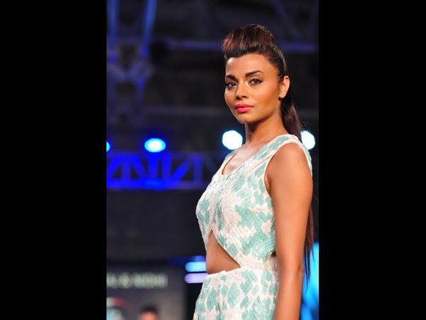  నటి నర్గీస్ ఫక్రీ అందాల ఆరబోత