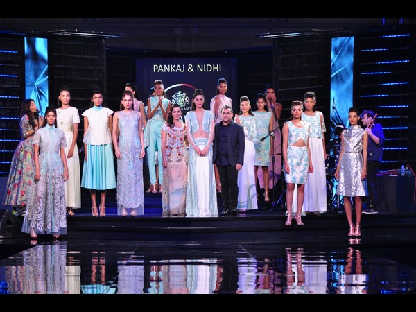 నటి నర్గీస్ ఫక్రీ అందాల ఆరబోత