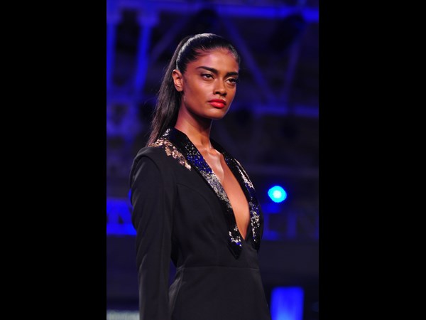  నటి నర్గీస్ ఫక్రీ అందాల ఆరబోత