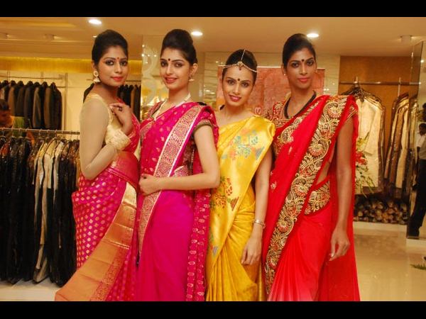 ఫ్యాషన్ షోలో అదరగొట్టిన సుందరీమణులు ఫ్యాషన్ షోలో అదరగొట్టిన సుందరీమణులు