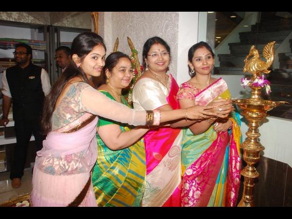 ఫ్యాషన్ షోలో అదరగొట్టిన సుందరీమణులు ఫ్యాషన్ షోలో అదరగొట్టిన సుందరీమణులు