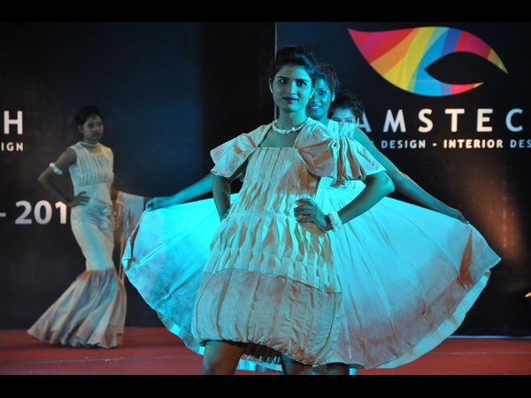 హామ్స్‌టెక్ ఫ్యాషన్‌లో అదరగొట్టిన అమ్మాయిలు