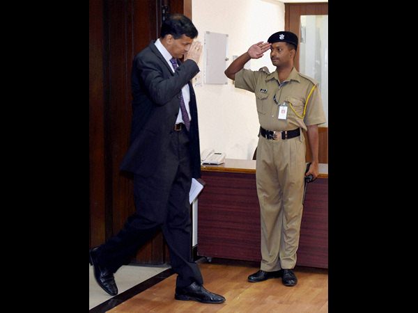 ద్రవ్య పరపతి విధానంలో వడ్డీ రేట్లు యదాతథం