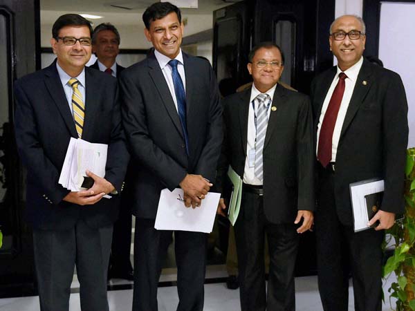 ద్రవ్య పరపతి విధానంలో వడ్డీ రేట్లు యదాతథం